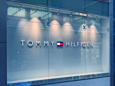 KUALA LUMPUR, MALAYSIA - 28 AĞUSTOS 2024: Alışveriş merkezindeki Tommy Hilfiger marka perakende mağazası.