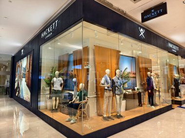 KUALA LUMPUR, MALAYSIA - 28 AĞUSTOS 2024: Hackett marka alışveriş merkezindeki perakende mağazası.
