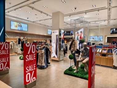 KUALA LUMPUR, MALAYSIA - 28 AĞUSTOS 2024: Büyük alışveriş merkezindeki G2000 marka perakende mağazası.