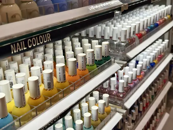 KUALA LUMPUR, MALAYSIA - 28 AĞUSTOS 2024: HM büyük alışveriş merkezindeki perakende satış mağazası.