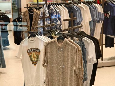 KUALA LUMPUR, MALAYSIA - 28 AĞUSTOS 2024: Büyük alışveriş merkezindeki marka perakende mağazasını tahmin et.