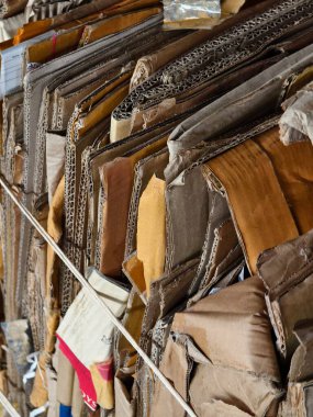 Büyük bir çöp sahasında büyük bir karton yığını..