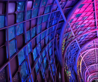 Parlak mor ve mavi tavan ışıklarıyla nefes kesici bir tünel..