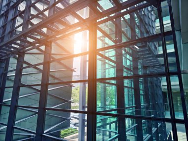 Önemli miktarda cam içeren modern, yüksek bir bina..