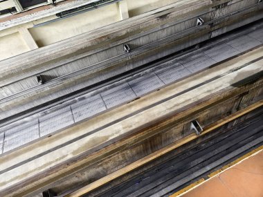 Demiryolu istasyonunda uzun metal bir tren yolu..