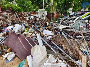 Çöp yığını, bir kova, halat, şişeler ve çöp sahasında diğer eşyalar..