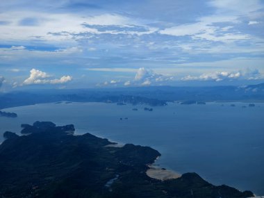Uçsuz bucaksız okyanusun bir uçak penceresinden görüldüğü gibi nefes kesici bir görüntüsü..