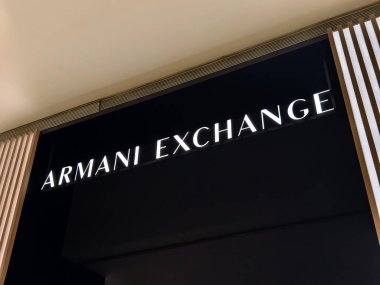 KUALA LUMPUR, MALAYSIA - 28 AĞUSTOS 2024: Büyük alışveriş merkezindeki Armani marka perakende mağazası.