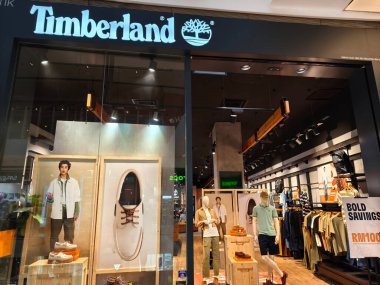 KUALA LUMPUR, MALAYSIA - 28 AĞUSTOS 2024: Büyük alışveriş merkezindeki Timberland marka perakende mağazası.