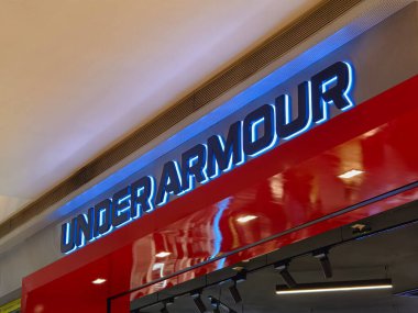 KUALA LUMPUR, MALAYSIA - 28 AĞUSTOS 2024: Armour markası altında büyük bir alışveriş merkezinde perakende satış mağazası.