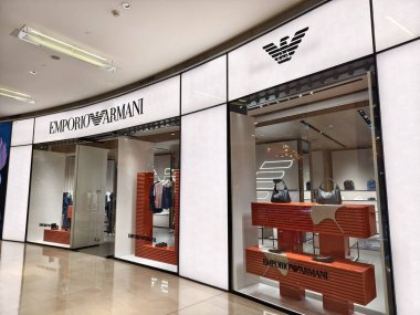 KUALA LUMPUR, MALAYSIA - 28 AĞUSTOS 2024: Alışveriş merkezindeki Emporio Armani marka perakende mağazası.