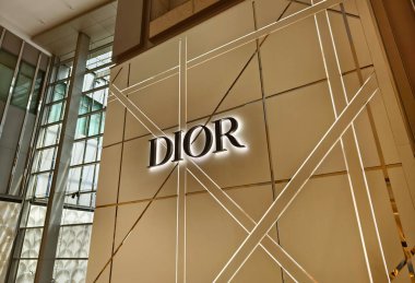 KUALA LUMPUR, MALAYSIA - 28 AĞUSTOS 2024: Büyük alışveriş merkezindeki Dior marka perakende mağazası.