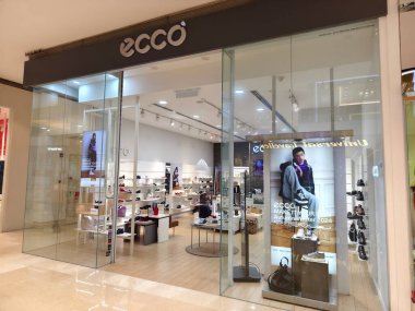 KUALA LUMPUR, MALAYSIA - 28 AĞUSTOS 2024: Büyük alışveriş merkezindeki ecco marka perakende mağazası.