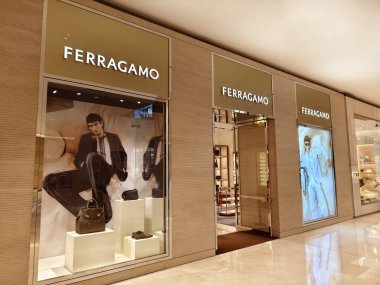 KUALA LUMPUR, MALAYSIA - 28 AĞUSTOS 2024: Ferragamo marka alışveriş merkezindeki perakende satış mağazası.
