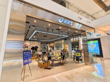 KUALA LUMPUR, MALAYSIA - 28 AĞUSTOS 2024: Büyük alışveriş merkezindeki Asics marka perakende mağazası.