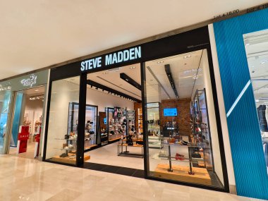 KUALA LUMPUR, MALAYSIA - 28 AĞUSTOS 2024: Steve Madden büyük alışveriş merkezindeki perakende satış mağazası.