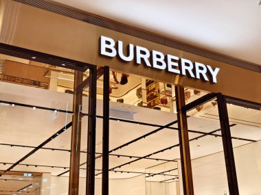 KUALA LUMPUR, MALAYSIA - 28 Ağustos 2024: Büyük alışveriş merkezindeki Burberry marka perakende mağazası.