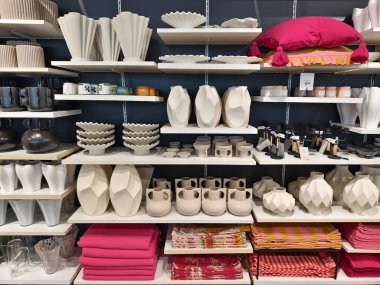 KUALA LUMPUR, MALAYSIA - 28 AĞUSTOS 2024: Büyük alışveriş merkezindeki Dior marka perakende mağazası.