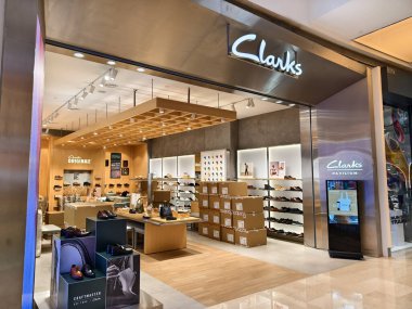 KUALA LUMPUR, MALAYSIA - 28 AĞUSTOS 2024: Büyük alışveriş merkezindeki Clark marka perakende mağazası.