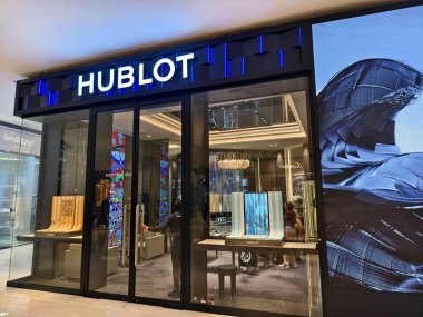 KUALA LUMPUR, MALAYSIA - 28 AĞUSTOS 2024: Büyük alışveriş merkezindeki Hublot marka perakende mağazası.