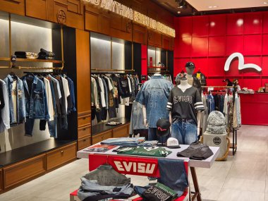 KUALA LUMPUR, MALAYSIA - 28 AĞUSTOS 2024: Evisu büyük alışveriş merkezindeki perakende satış mağazası.