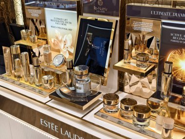 KUALA LUMPUR, MALAYSIA - 28 AĞUSTOS 2024: Estee Lauder büyük alışveriş merkezindeki perakende satış mağazası.