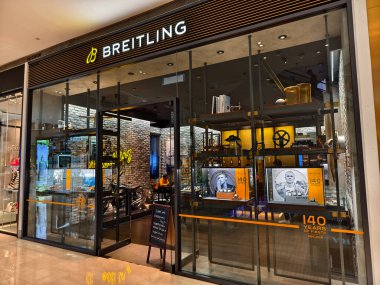 KUALA LUMPUR, MALAYSIA - 28 Ağustos 2024: Büyük alışveriş merkezindeki Breitling marka perakende mağazası.