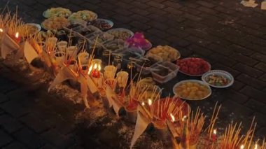 Ateşle ilgili kültürel ayinlerin canlı ve renkli bir gösterisi..