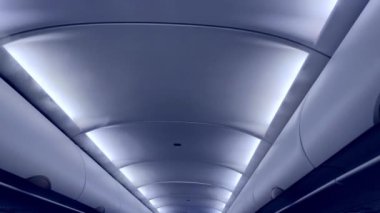 Uçak kabinlerinin tavan görüntüsü, şık aydınlatma ve havalandırma delikleri