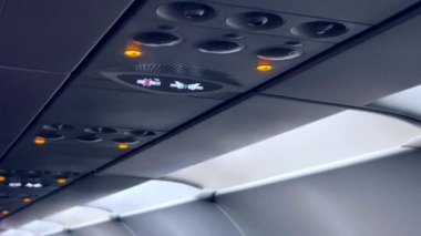 Uçak kabinlerinin tavan görüntüsü, şık aydınlatma ve havalandırma delikleri