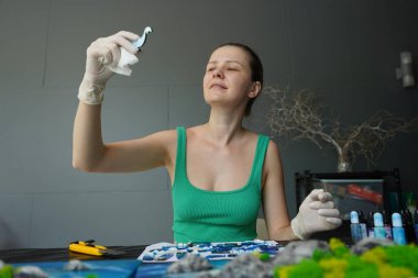 Epoksi reçinenin, doğal taşların ve yosunların sanat dekorunu yapma süreci..