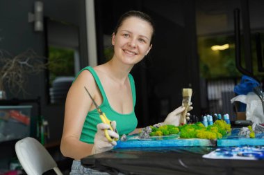 Epoksi reçinenin, doğal taşların ve yosunların sanat dekorunu yapma süreci..