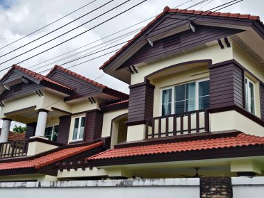 Tayland 'daki şehir binalarının pencere, kapı ve balkonlarının detaylı görüntüsü