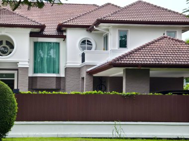 Tayland 'daki şehir binalarının pencere, kapı ve balkonlarının detaylı görüntüsü