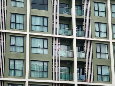 Tayland 'daki şehir binalarının pencere, kapı ve balkonlarının detaylı görüntüsü