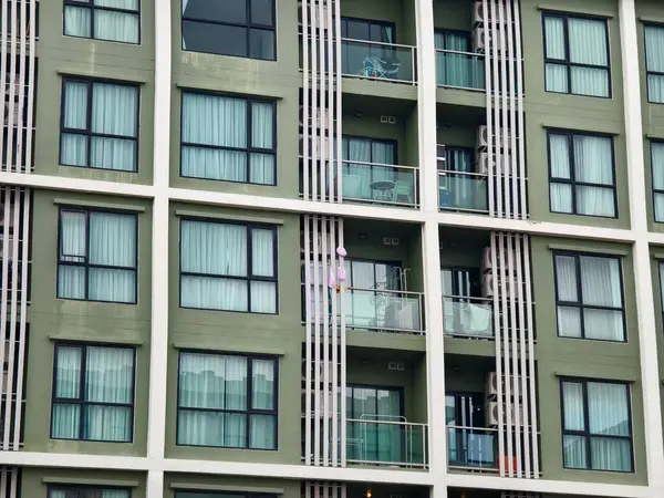 Tayland 'daki şehir binalarının pencere, kapı ve balkonlarının detaylı görüntüsü