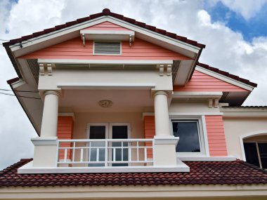 Tayland 'daki şehir binalarının pencere, kapı ve balkonlarının detaylı görüntüsü