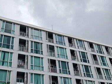 Tayland 'daki şehir binalarının pencere, kapı ve balkonlarının detaylı görüntüsü