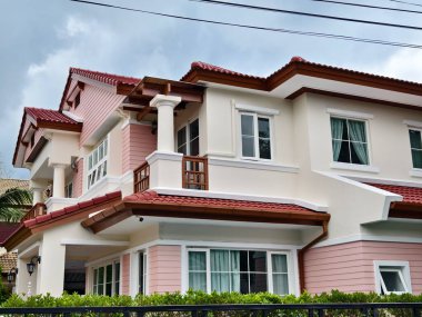 Tayland 'daki şehir binalarının pencere, kapı ve balkonlarının detaylı görüntüsü