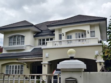 Tayland 'daki şehir binalarının pencere, kapı ve balkonlarının detaylı görüntüsü
