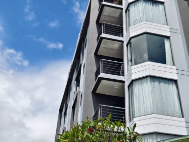 Tayland 'daki şehir binalarının pencere, kapı ve balkonlarının detaylı görüntüsü