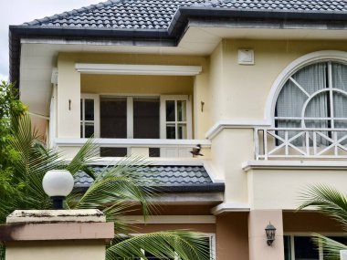 Tayland 'daki şehir binalarının pencere, kapı ve balkonlarının detaylı görüntüsü