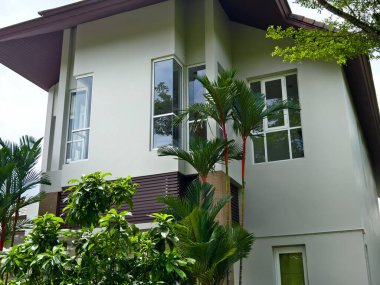 Tayland 'daki şehir binalarının pencere, kapı ve balkonlarının detaylı görüntüsü