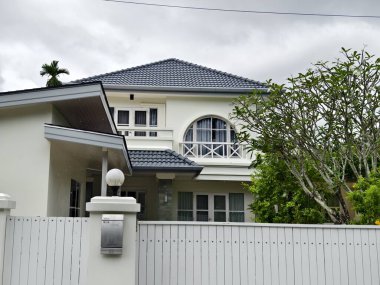 Tayland 'daki şehir binalarının pencere, kapı ve balkonlarının detaylı görüntüsü