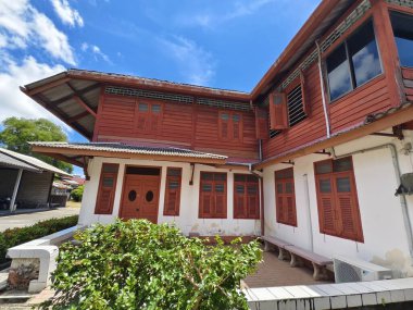 Tayland 'daki şehir binalarının pencere, kapı ve balkonlarının detaylı görüntüsü