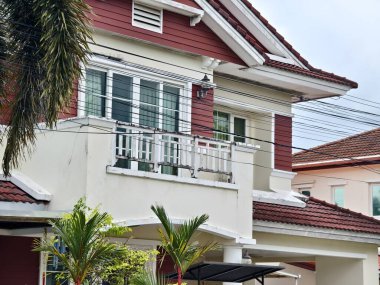 Tayland 'daki şehir binalarının pencere, kapı ve balkonlarının detaylı görüntüsü