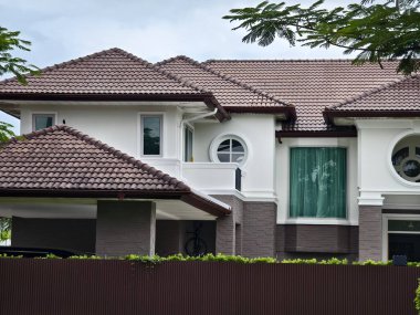 Tayland 'daki şehir binalarının pencere, kapı ve balkonlarının detaylı görüntüsü