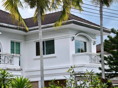 Tayland 'daki şehir binalarının pencere, kapı ve balkonlarının detaylı görüntüsü