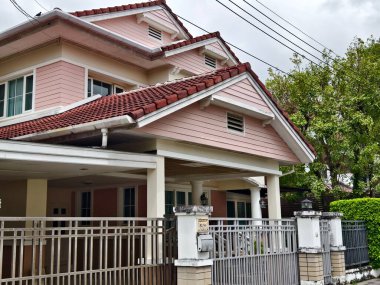Tayland 'daki şehir binalarının pencere, kapı ve balkonlarının detaylı görüntüsü