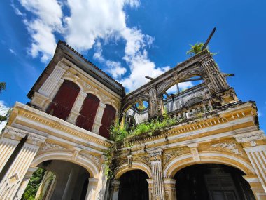 Tayland 'daki şehir binalarının pencere, kapı ve balkonlarının detaylı görüntüsü